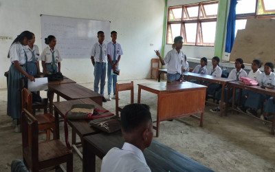 Banjir Menghambat Perjalanan Menuju Sekolah